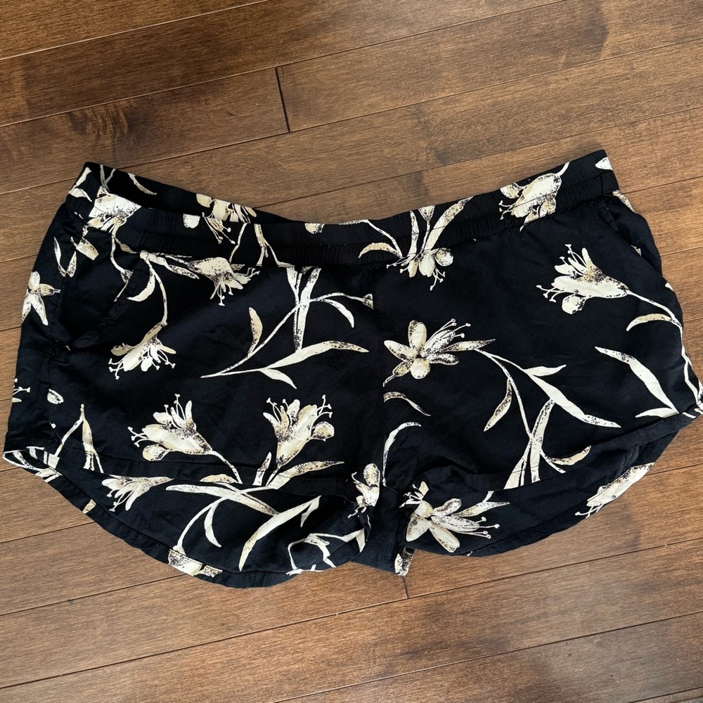 O’Neill Floral Black and cream Women's Shorts